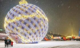 На Поклонной горе в Москве установили 20-метровый новогодний шар