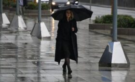 Москвичей призвали пересесть на метро из-за дождя