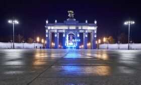 Монтаж елочного шара завершается около арки главного входа ВДНХ