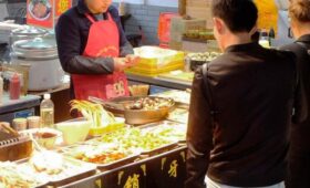 В Китае мужчина уволился и открыл ларек с домашней едой из-за жалоб дочери