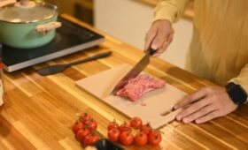 Врач Соломатина: использование одной разделочной доски для всех продуктов опасно