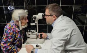 Подмосковные врачи вернули зрение 100-летней пенсионерке