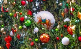 Уникальные игрушки появятся на елках в центре Москвы