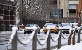 Москвичей предупредили о мокром снеге и гололедице до вечера 26 ноября