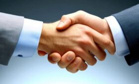 Врач Звонков: через рукопожатие можно заразиться кишечной инфекцией и гепатитом А