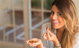 Врач Сережина: зимой в рацион нужно включать орехи, сухофрукты и морепродукты