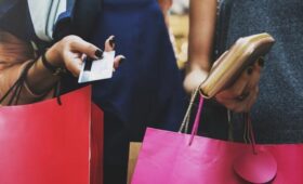 Каким знакам зодиака стоит быть осторожнее в период ноябрьских распродаж