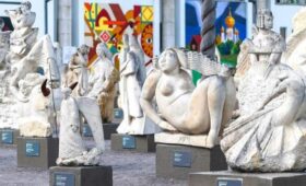 Началось перемещение скульптур «Музеона» из открытой экспозиции для реставрации