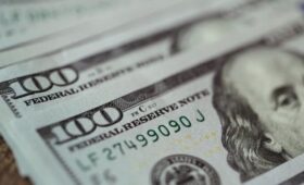 Стоимость фьючерса на золото опустилась ниже 4 тыс долларов впервые с 7 ноября