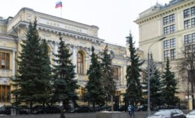 ЦБ напомнил о запрете на выдачу карт клиентам из базы данных о мошенниках