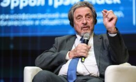 Отец Илона Маска назвал Путина настоящим мужиком