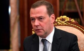 Медведев назвал вынужденным шагом оценку целесообразности ядерных испытаний