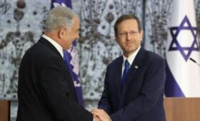 Нетаньяху подал президенту Израиля прошение о помиловании