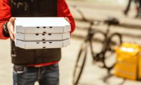 Эксперт Маслова: перед Новым годом растет спрос на продавцов и курьеров