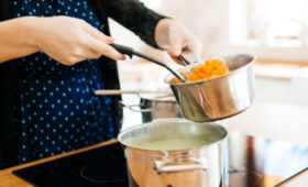 Почти треть опрошенных россиян не захотели учиться готовить блюда по семейным рецептам