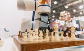 Резидент столичного технопарка разработал робота-шахматиста
