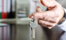 Сенатор предложил обязать пожилых продавцов квартир подтверждать дееспособность