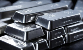 Стоимость серебра превысила 54 доллара впервые в истории