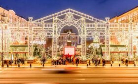 Стартовали завершающие работы по монтажу новогодней арки на Тверской площади