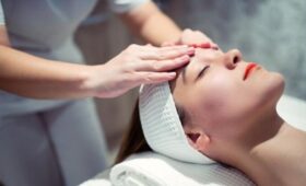 Косметолог Вищипанова: жирный крем может быть причиной акне после массажа лица