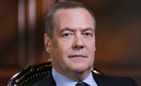 Медведев в шутку предложил Европе помочь «голодающим» Зеленскому и Миндичу