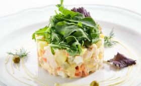 Диетолог Соломатина: готовые салаты с майонезом и роллы из магазинов наиболее опасны