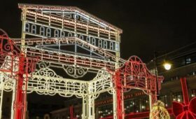 Новогоднюю арку установили на Кузнецком мосту