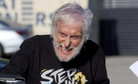 Актер Дик Ван Дайк рассказал, что продолжает тренироваться в 99 лет