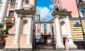 Началась реставрация скульптур львов на пилонах здания в Ермолаевском переулке