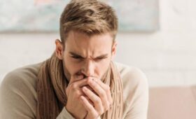 Роспотребнадзор назвал кашель, озноб и потливость симптомами пневмонии