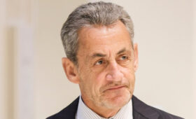 Point: экс-президент Франции Саркози боится есть тюремную еду и питается йогуртами