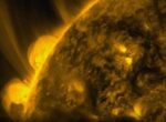Активная область с мощными вспышками на Солнце развернется к Земле