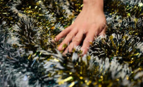 Врач Налегач: если ребенок проглотил мишуру, нельзя вызывать рвоту и давать ему хлеб