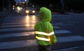 В России предложили сделать обязательным ношение светоотражателей для детей