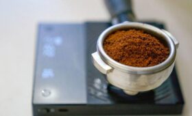 Эксперт Качалов: стоимость чашки кофе из дома в 10 раз ниже ее стоимости в кофейне