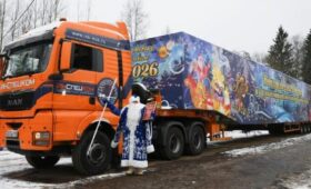 Главную новогоднюю ель России вывезли из Подмосковья для установки в Кремле