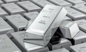 Цена на серебро поднялась выше 64 долларов впервые в истории