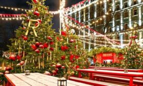 Предприниматели украсили 57 елей на Тверском бульваре