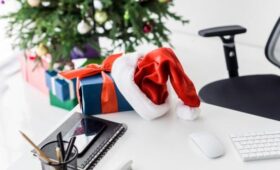 Юрист Хаминский: крупный штраф грозит за украшение рабочего места к Новому году