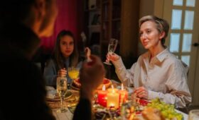 Эксперт Борьессон: новогоднее застолье с родственниками – это мини-театр