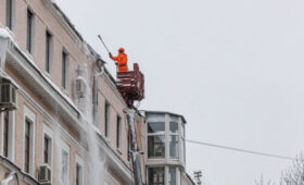В Москве приступили к очистке крыш от снега