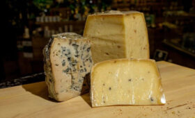 Пекорино, бофор и аппенцеллер: какие 10 сыров стоит купить на московской ярмарке