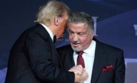 Трамп рассмешил актера Сталлоне во время вручения наград в области культуры