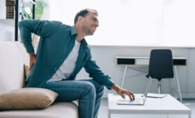 Врач Гурин: боли в спине зимой могут возникать из-за напряженных мышц