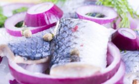 Врач Круглова предупредила о высоком содержании соли в сельди