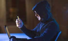 Киберэксперт Курочкин: одна из популярных мошеннических схем связана с «13-й зарплатой»