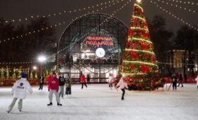 На Болотной площади в Москве открылся бесплатный каток