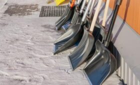 Спрос на лопаты и щетки в России упал из-за бесснежной зимы