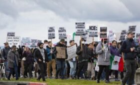 Власти США лишили виз легальных мигрантов, которых сочли опасными для страны