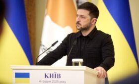 Сикорский заявил, что у Зеленского «не упала бы корона» при запросе визита в Польшу